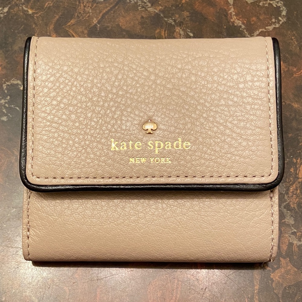 Kate Spade Tri-Fold Card Wallet Coffee Beige Pebbled Leather Black Trim Gold ♠️